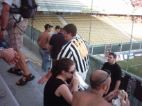 Un ragazzo ciccione con la maglia della juve