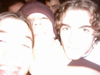 Max, Mic e io pressati nella fila per entrare al concerto